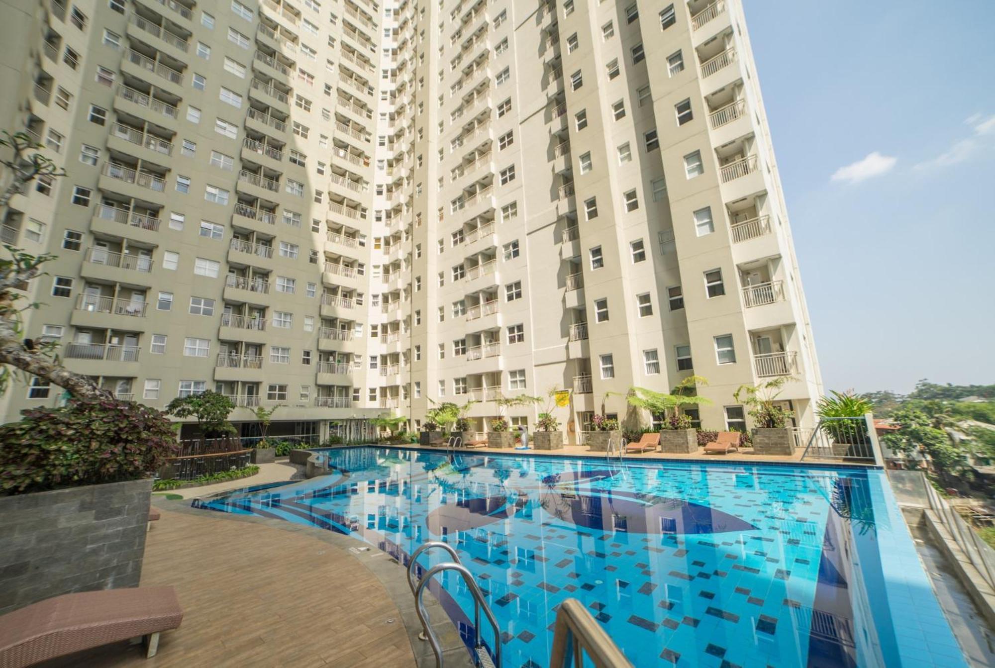 Apartemen Homey Furnished 2br At Parahyangan By Travelio